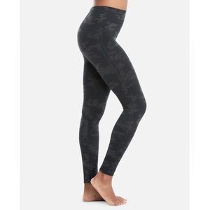 SPANX EUC Seamless Leggings Black Camo, Size Small
